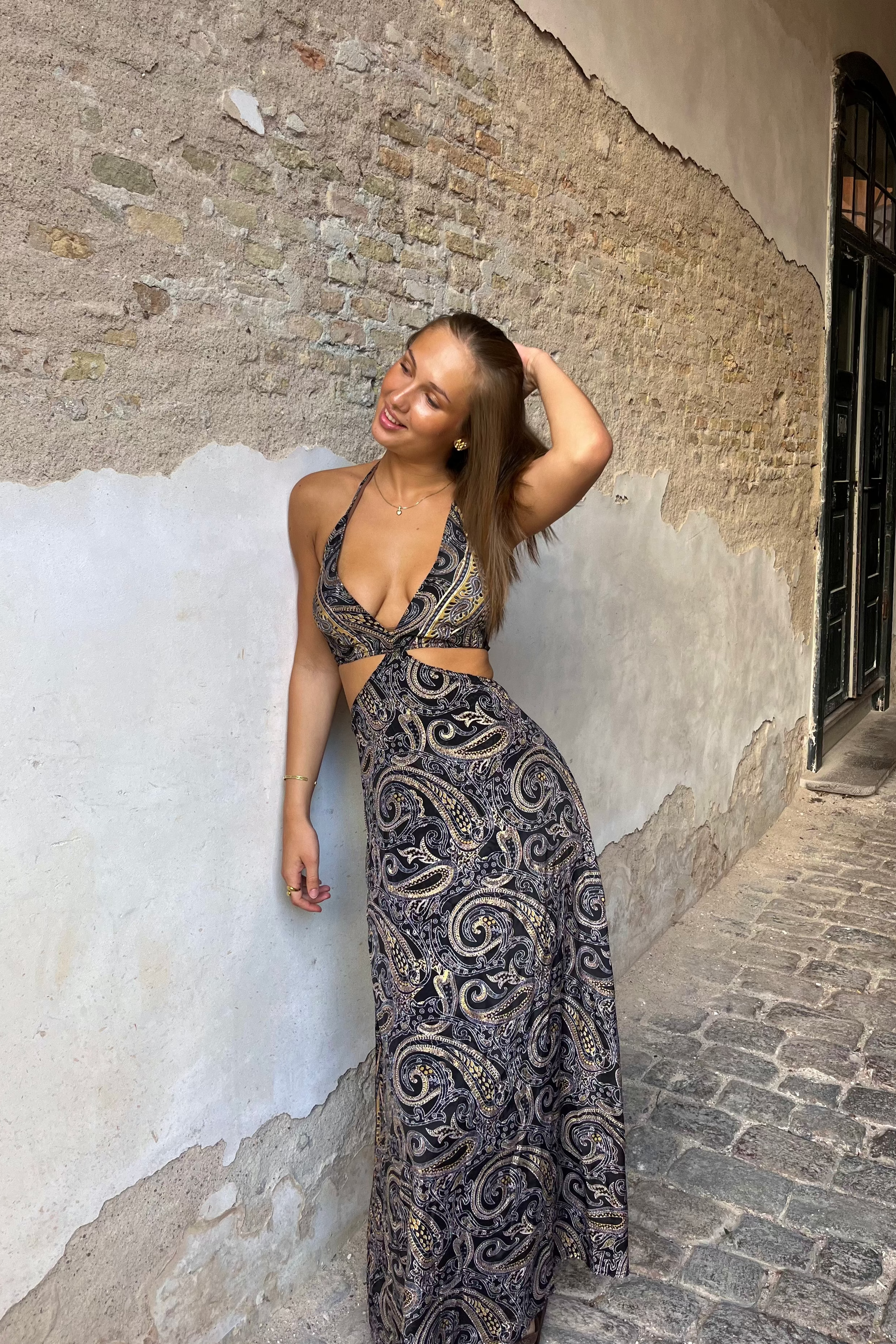 dress cut in the middle Floral Black Dress With Middle Cut Out Elegant Strap Black Floral Print V-Neck Cut-Out